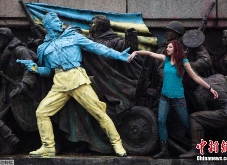 ���������������������㵱��ʱ��2014��2��23�գ��������������ǣ�����һ�������������սʿ����ͭ������Աߵ�ǽ���ϱ�Ϳ�����ڿ����������ɫ��