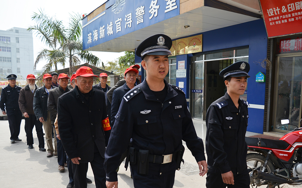     ͬ������������������Ǻ�ϲ����С���ӣ����������齨�ˡ����˻���ӡ����������89�꣬���������60�����ҡ��󲿷�ʱ�䣬�����˻���ӡ��Ķ�Ա���ڻ�ΰ�ٵĴ����£�һ����������鿴�ΰ����߽��ϰ��ռ����ṩ������