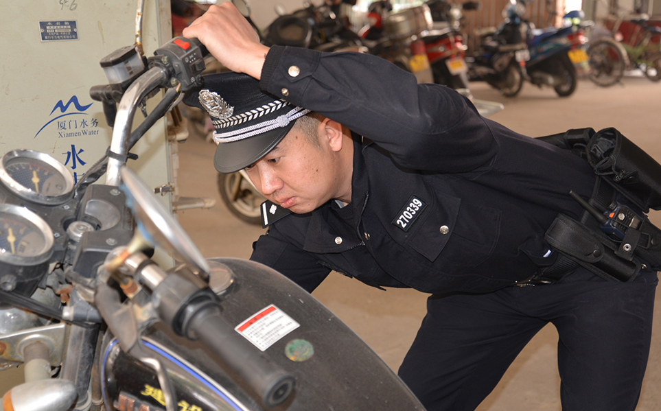     һ��С������ΰ�ٱص�ͣ����һ�����鿴ͣ���ĳ��ӣ��鿴�����Ƿ�������������鳵���Ƿ��б��ƻ��ĺۼ�����ʾ������߷�����ʶ����˵��һ����ͨ��Ħ�г���Ҫ����ǧԪ����ס�����������������ף�����һ���ˣ���Ҫ��ʧһ����������������Ѫ��Ǯ����