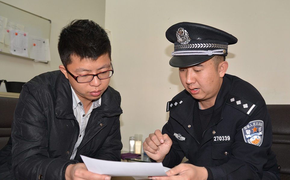     ��һ����ҵ�İ칫�����ΰ�ٲ鿴�˽��ڵ�ͣ�������������ȷ��û�п��������������ҵ������Ա���˼��ż�ص��ĵ��Է�������������˳��֣�һ��Ҫ��ʱ������ϵ������ΰ��˵���ü��ζ�������ץ������С������ӷ���