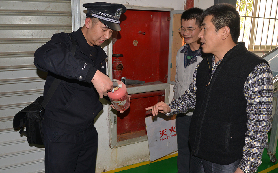     ����һ�ϰ࣬��ΰ�پ�����߽�Ͻ���ڵĹ��������򹤳����ϰ�ѯ�ʵ�ǰ�ù������������Ҫ�񾯰�����������������ñʼǡ������ڵأ���ΰ��Ҳ�������������豸��