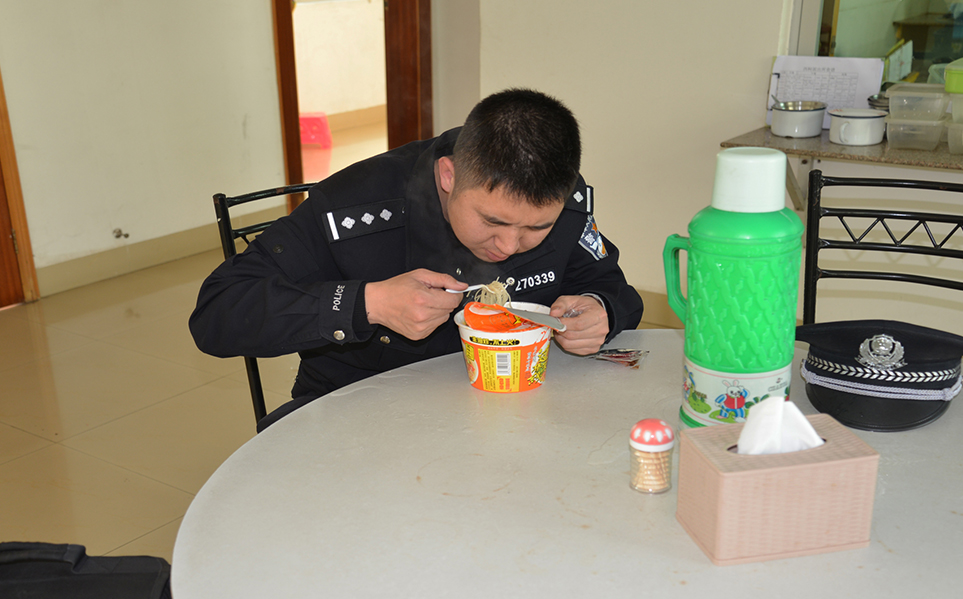     ��������Ի�ΰ����˵�ǡ��ҳ��㷹�����ܶ�ʱ����ֻ��������棬��ʳ��Ҫ�˵㿪ˮ��һ������æ��һ��Ĺ�����һ�߳Ե㶫�������ӡ���˵�����������ͺ��Ժ���ֻ��߾����ܰ���������ˡ�