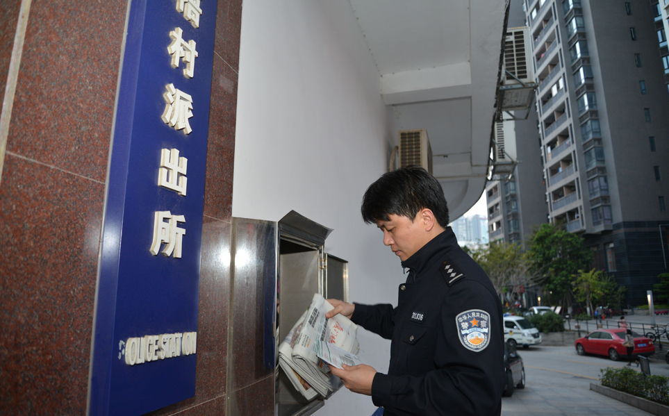     ÿ��һ�ϰ࣬�������Ѿ�ϰ�����ȵ�����ɳ�����ǰ�����䣬������ȡ����ı�ֽ֮�⣬���ῴ����û��Ⱥ��д�����ż�������ʱ�ַ�����ص�ͬ�¡�