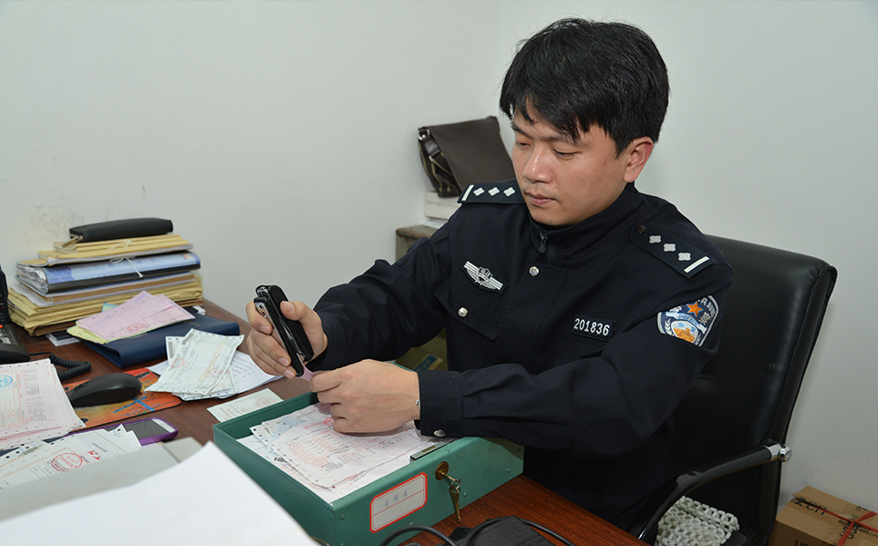     ������ÿ�춼Ҫ�������ַ�������һ�����õ�4�������ռǣ�����������������ճ���������ѹ�˽����ͬ���ǳ���Ϊ����63���񾯵ġ����ܹܡ���