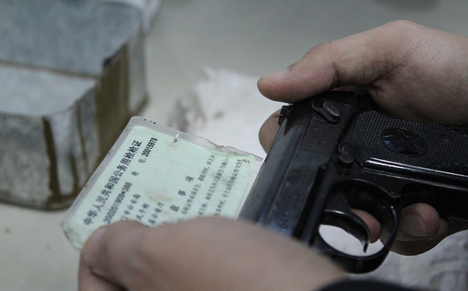     �񾯳���ʱЯ���ľ�ǹ��һ���ص������Ҫ���������޼���������