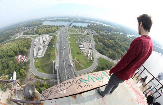 Ӣ���Ӱ��׸��Ŷ�ð�ձ��ݺ�շ�����Ӣ����ղķ˹����˹�ٺ�����ͬ����˹���������һͬ�����ڿ����׶�������Ī˹�ƴ��ţ����Ŷ����Ը���Σ�ն����������������¼���������չ��̡�