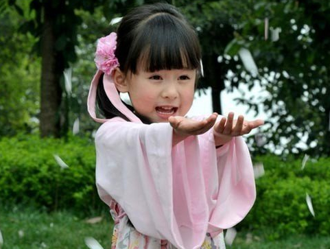 �ɶ���ӣ��С���������ߺ��峺�Ĵ��ۡ����۵�Ƥ���������Ľ�ë��������а��΢Ц���������ϴ�������׽�ӣ�������㵽��һ������ɫ������С������Ƭ���ο����ȿֺ�Χ�ۺ�Ӱ��