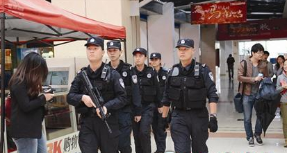 ���Ű桰�ɻ��ӡ���ͷЯǹѲ��