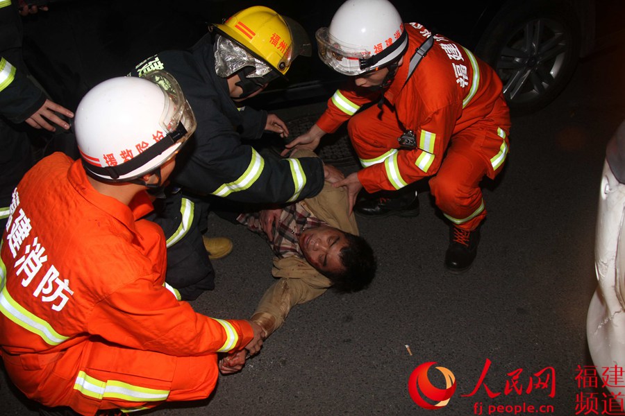 ���ݣ����۳���ҹѹ��·�� һ˾��������Ԯ����Ȼ��ȥ