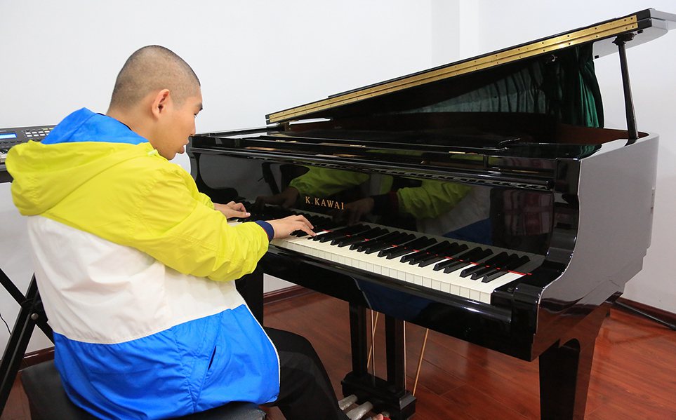 ��ܲ�ȴ�С��չ�ֳ��������ֵ��츳��16��������ʼ����רҵ�ĸ���ѵ����8��ʱ�������ĸ����Ѿ�������