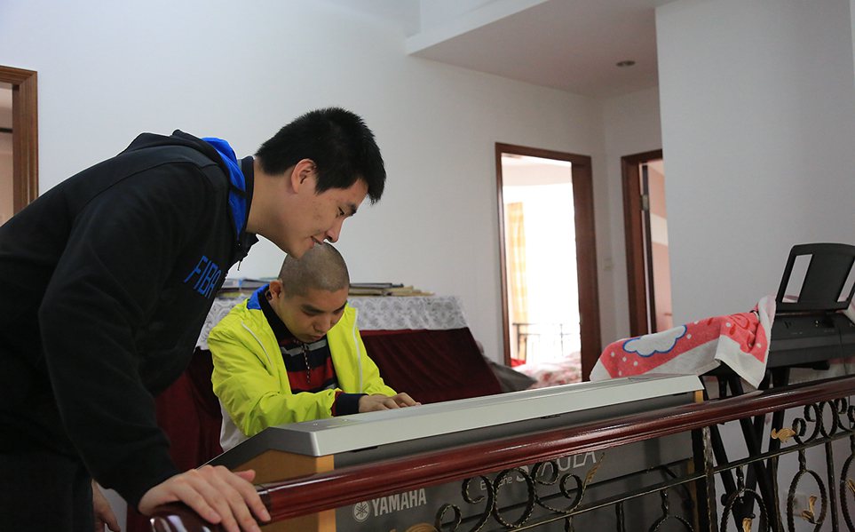 ������ܲ���ڵ�˫���٣�ͬ���Ե��ٸ���Ȥ�ĳº�Ҳ���˹�ȥ������ͷֱ�����ض�����ܲ�ȵ���ָ��Ҳ���������רע�ı��֡�