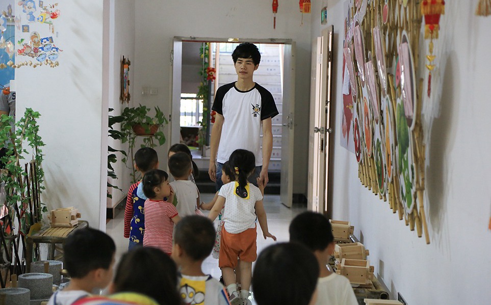 ����ƾ�����Щ����ʦ�е�һԱ�������ݸߵ�������ȥ����һ���������������Ѿ���СС�����ͯ�ǵ���һ��ġ������衱