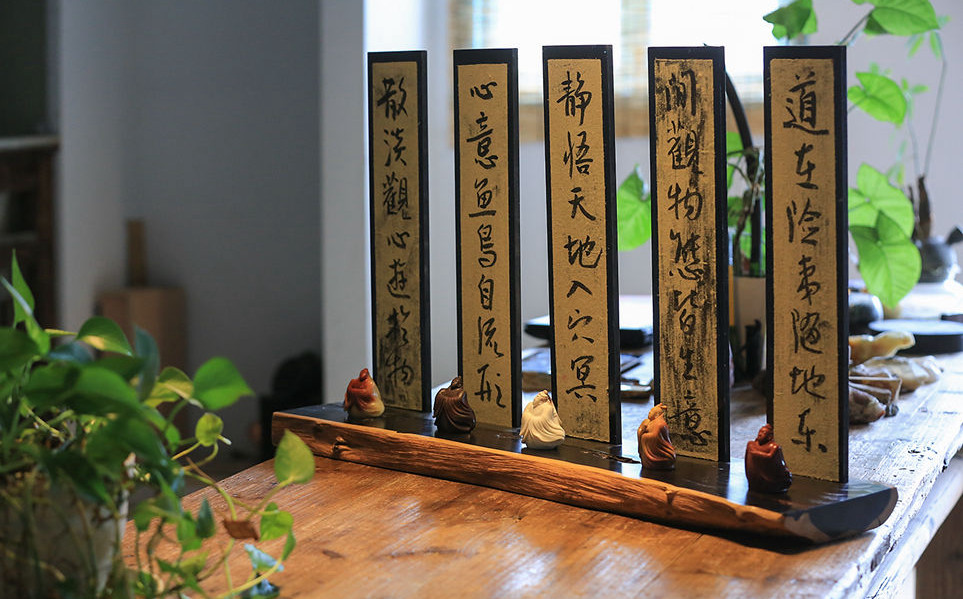 �ڹ����ҵ�չʾ�����һ�׽���ʫ�������̽�ϵ���ɽʯ��Ʒ��֮����Ҳ����