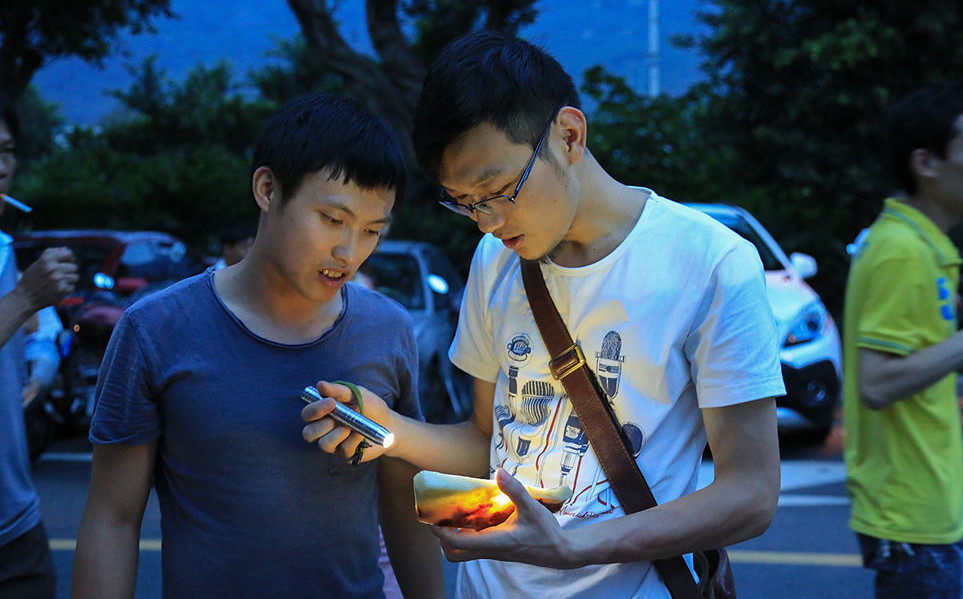 �ź��к�����Ҳ�����������С�������������һ֧�ֵ�Ͳ��ͨ���ù�����ʯͷ�����ֱ�ʯͷ�ڲ��Ƿ������ʺ����ơ�