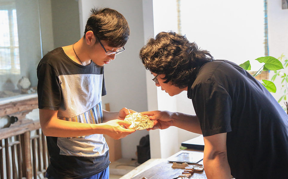 ���г������ɽʯԭʯ�󣬶ź��л����ʦ�¹�һ��Ʒ������˵�����ܹ����������Լ��ж�ԭʯ�ľ��顣