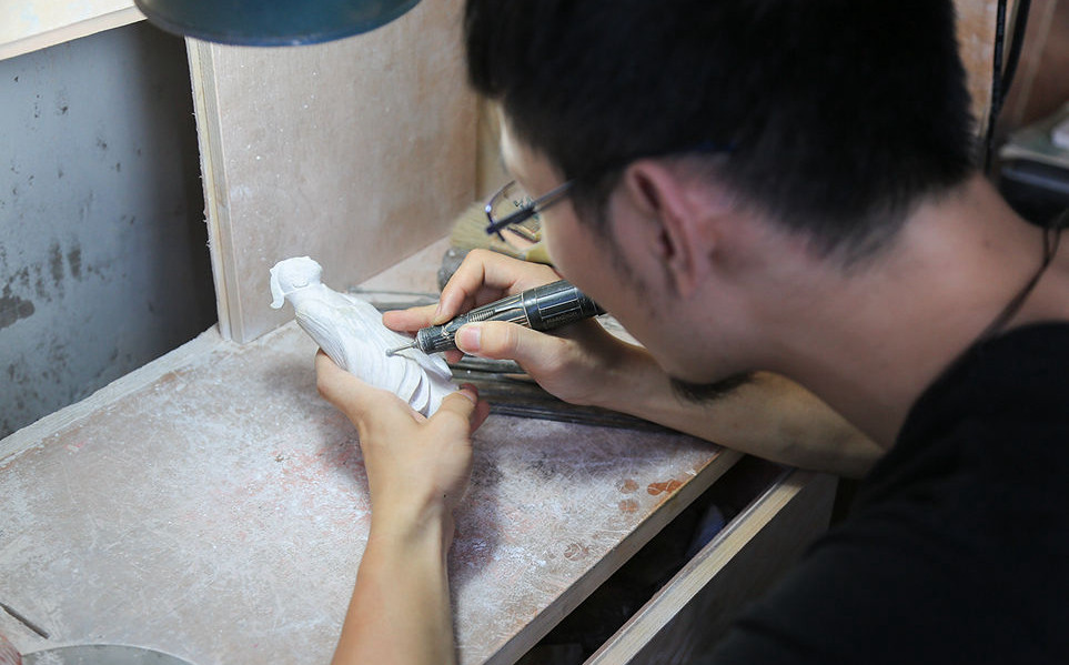 ��ɽʯԭʯ�ھ�����ʯ������֮�󣬻�Ҫ�������ߡ��޹��Լ�ĥ���⼸������