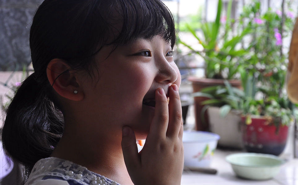 ����С�꣨������������9�꣬�ͺܶ�Сѧ��һ����ÿ����ѧ����ѧ��д��ҵ��ֻ������������������չ��Լ�����ӣ���Ҫʱ��ʱ�ظ����̴���֣���Ϊ���ĸ�ĸ���Ѿ���һ��û�ؼ��ˡ�������ί�Ṥ����Ա˵��С���Ǹ����µ����ض�ͯ�������Ǵ������������������������ֻ��һ�����ӡ�