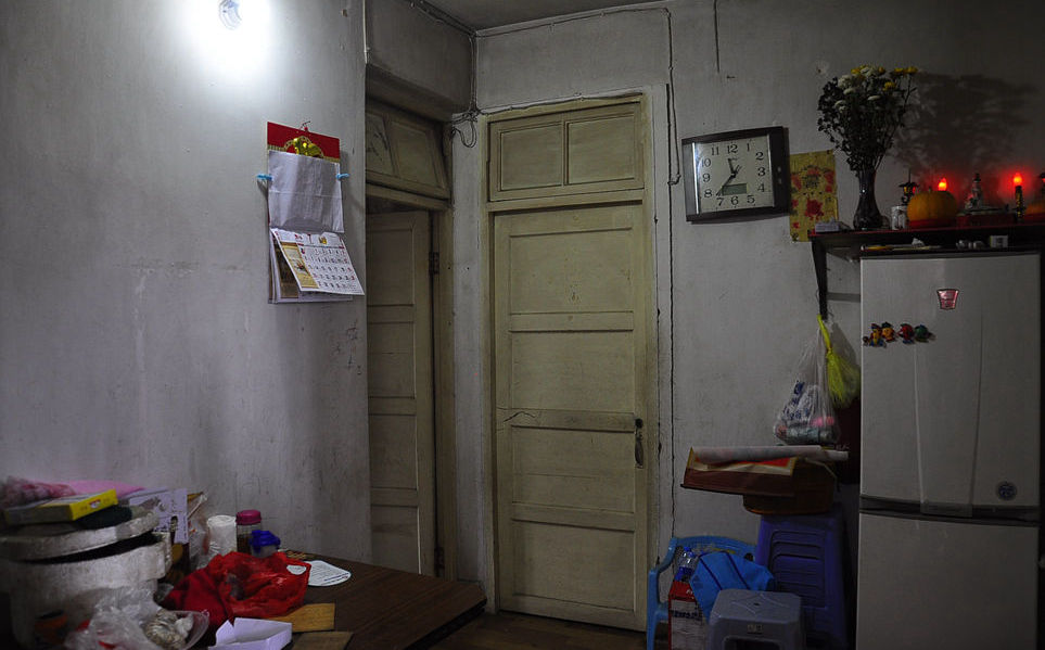 ����С��ļң�����һ����ʽ����¥��һ��60ƽ���׵�����һ��������ס�Ŷ�Сѧ���꼶��С�ꡢ72���������̣��͡������ؼҡ��ĸ�ĸ������˵��ȫ��92������������Ǩ����󣬾�һֱ������������������һ����20���أ�Ҳ������С��үү����ʱ�����м��䡣