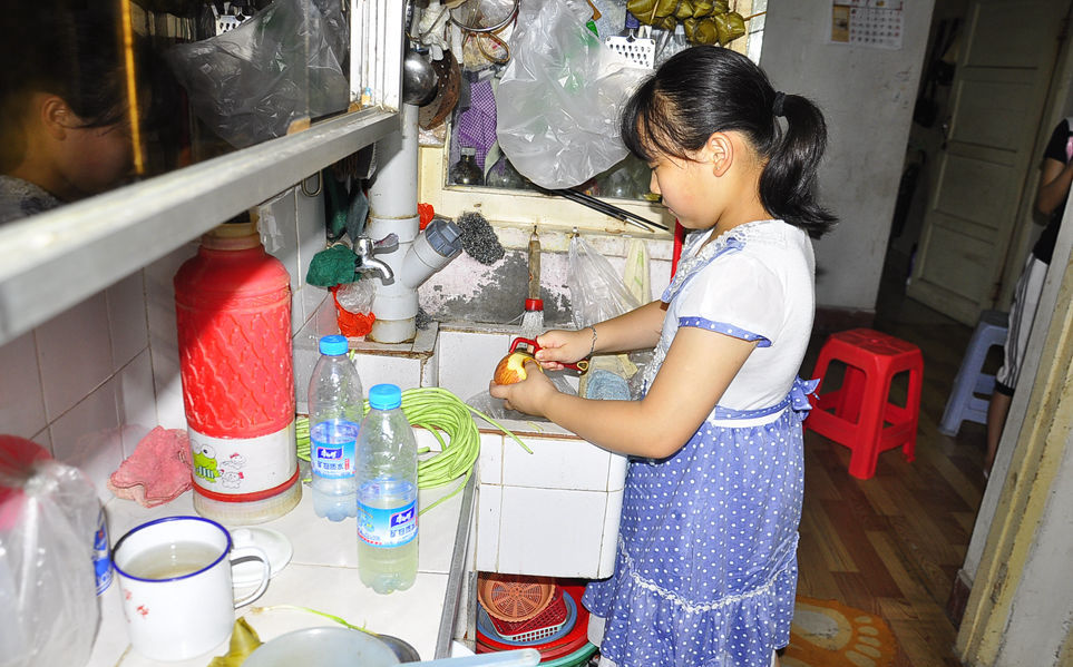 �������ʱ�������ھ�����һ��ƻ����С���᲻�óԣ���������������ҧ����Ƥ�������ٵ�С�������ؽ���Ƥ������