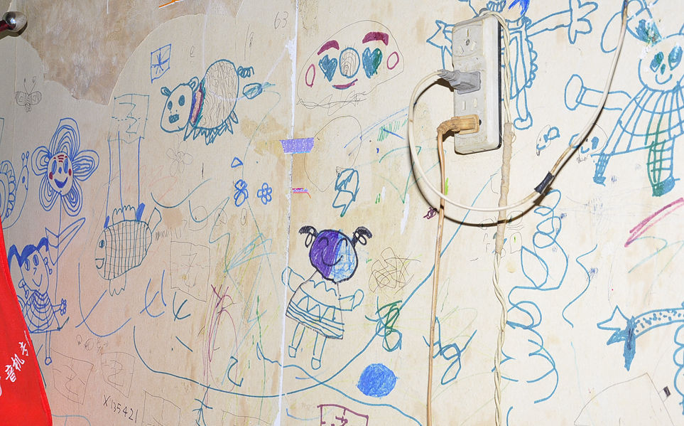 ����һǽ�ġ�Ϳѻ������¼��С�겻ͬ���ꡢ��ͬ����ʱ�Ļ滭�켣�������������ˣ������ˣ����١���Ϳ�һ����ˣ�������Ĩɫ�ʣ���ΪС���ڳɳ�ʱ���������ҵ�ӡ�ǡ�