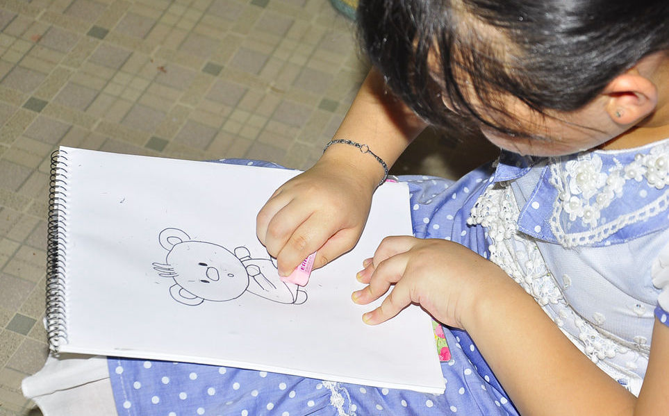 ������ʱ��С�������Ƥ��ֽ��������á��ɶ��ڸ�������ض�ͯ��˵���ɳ���û�и�ĸ���ĺۼ�������β��ܵ�Ȼ��ȥ����