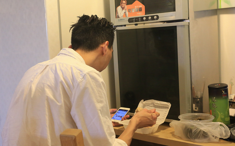 ��2011������ɽ������һ������¥�￪��������������������Ѿ�3����ͷ��Ħɭ����û��������������������������ѿ�ʼ�����ſڿ��ഫ�Ŀڱ�Ӯ����һ����ʵ�˿͡�ÿ�������10�㵽���Ͼŵ�࣬Ħɭ�н�12��Сʱʱ�䶼�����Լ��Ĺ���������ͻ�����ֻ�ǽ����������