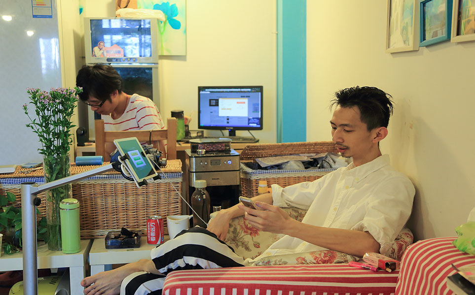 �ȴ��˿͵ļ�϶��������ʱ��ͷ������ģ���ʱҲ�Ὺ������Ц�໥���²ۡ�