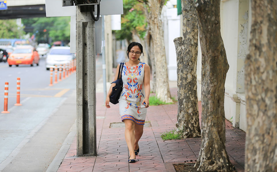 ��Ϊס�޵ص��뵥λ������Ц�糿����·ȥ�ϰࡣ�����칫��ʱ������û��������ͬ����һ�������ģ�������ȫ���ʻ��ķ�Χ������Ц�������Ϲ������ӡ��