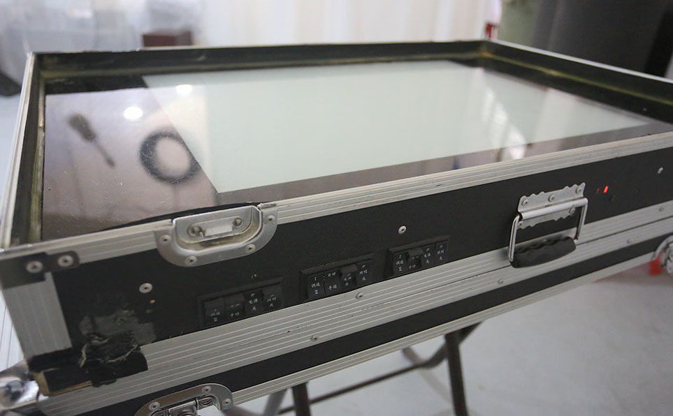 ������ɳ�����ݵ���һ�����ߣ�ͨ�����صĿ��ƣ������ܷ����򷢳��졢�ơ������̵Ȳ�ͬ��ɫ�Ĺ⣬�������ɳ�����ݵ����ݡ�