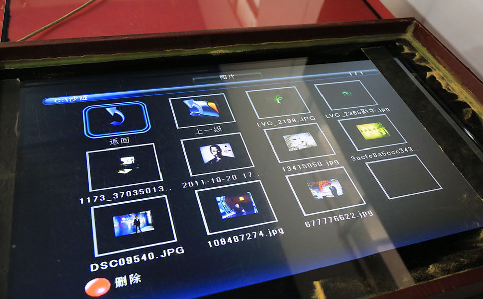 ��С�ջ��Ǹ��Ӱ��Լ�����������һ̨���䣬���ѵ�����ĵƹܻ���Һ�����ӣ���������ͨ���ںϵ����ﲥ�ŵ�Flash�þ�̬ɳ��������������