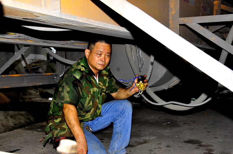      ӥ����˻���ȭͷר����Ʒ����ɲ����ˮ�ֶ����Զ���ŷ�����װ�ڳ��׵�ˮ��ߣ���������ˮ�������ˮ�������ڵ�ŷ��Զ�����ʧ���������ԭ��ֹͣ��ˮʱ���ֶ���ˮ�����ó�����ֻװ�Զ����ĳ�����ê��·��ʱ��װ��ӥ���ר�������ĳ��Ӽ����ɳۣ������ɣ�