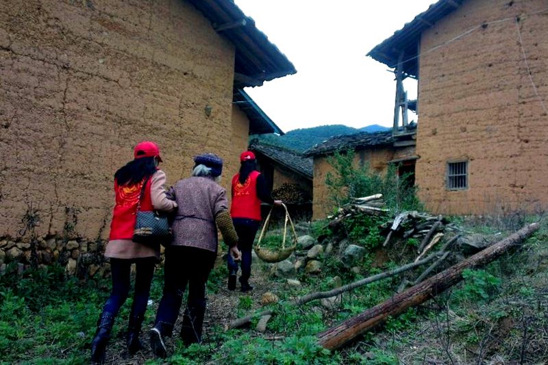 ���ѷ�����ͼ�� ȥ��һ�κ����ѵ�ɺ���翴���¶���·�ϣ�����˳�������̰����Ӳݲ���ؼң����ε��Ŀͼ����ѱ���ץ�ģ����������Ϻ��幤���ֲ��������������幤��֯�ջ�ĵ�һ�������ջ񣺾�ϲ+�ж���