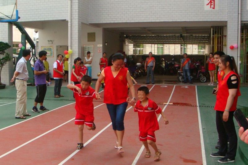 ���Ϻ�����ѧУС������Ϥ�ˣ���һ��ͯ�ڵ�Ȥζ�˶����ϣ�С����������Ҫ���ƽ����Ž����ܡ�