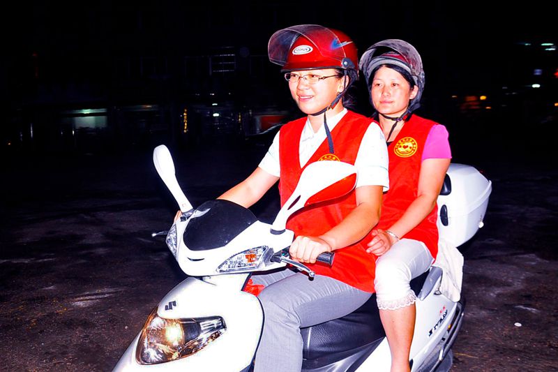 �幤����¶���������Ӱ���£������ͬ������Ҳ��Ȼ���Ϻ����ף�����һ�������µ�΢Ц���