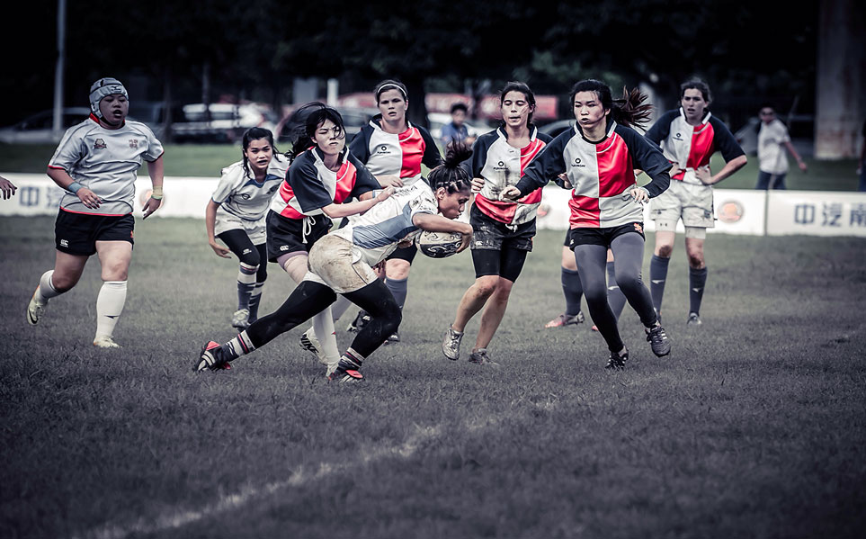 ���ٵı��ܺ�ƴ�������ϵ�Ů��Ա��˿��������ж�Ա