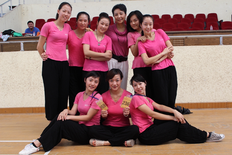 �����ǽ���ÿ��Ȳ����ٵĹ��Σ����������Ц��Ů����������������ϰ�����Ǽ�����¡�����˵������ż������ҵ��ų������������Ž�300����ְ��Ա������һ����ͬ�ĳ�ν�����������衱��������Ȼ���60�꣬��̸�´��ݣ�����û�������������ŵ�Ů�ˡ�������Ц��˵��