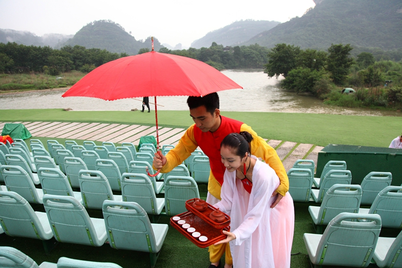 ��1800�ೡ���ݳ��У�����ÿ�켸���ظ�����ͬ�Ķ����������߼��ߣ�֮���Ի��ܱ�����ô�߰����ݳ����飬���˶ԡ���Ա�����ְҵ���Ȱ���������ǹ��ڶ����ǵĿ϶���ÿ�������ݳ���ʱ���������ᱻ���ڵ������ж������ᡣ