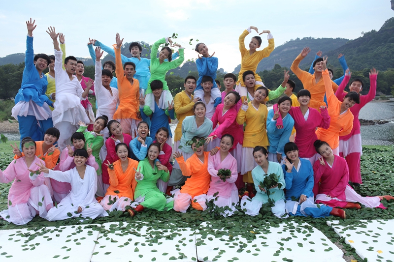 ���������˶�֪���� Ӫ�����ӡ�����ۡ����������������ˣ��󲿷�������ɽ��������ͨ���������ڣ���ũ���͹ݷ���Ա������������С��......һ����ԭ�����ڡ��ݸ��㡱��ƽ�������Ϊ���������Ĺ�ϵ��ײ����һ���ڡ�ӡ�����ۡ�����̨�����ų����ԵĹ�â��