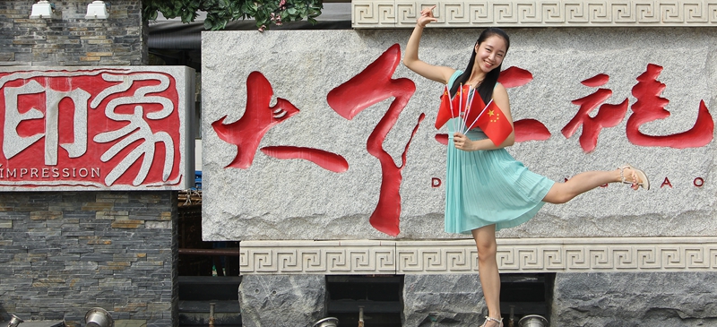 �����ļ�϶�������������ŵ�С���Ϊ�Լ��͹���������Ƭ������Ϊ�Ҿ����ڹ���ڳ����ģ�����ְҵ��ϵû���ͼ�����һ�𣬾������������ķ�ʽ��ף�Һ���������ա�����ͷ�еĽ���Ц�ò����绨��