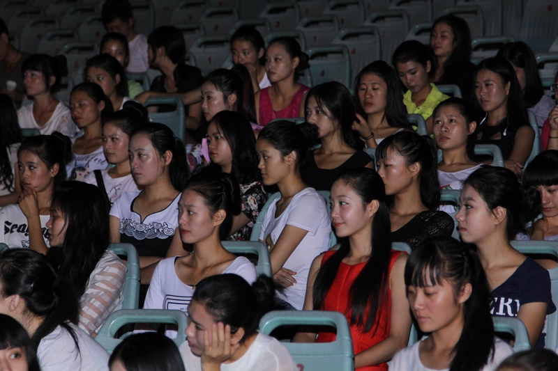 18��30�֣��ݳ�ǰ����250����Ա���ϣ��ų���ǰһ����ݳ����е������Ǳز����ٵ�һ����������н�Ա��ר�ŵĻ�����Ա��ÿ�����ձ�׼���������ÿλ��Ա���ݳ��������Ա�֤ÿ���ݳ���������