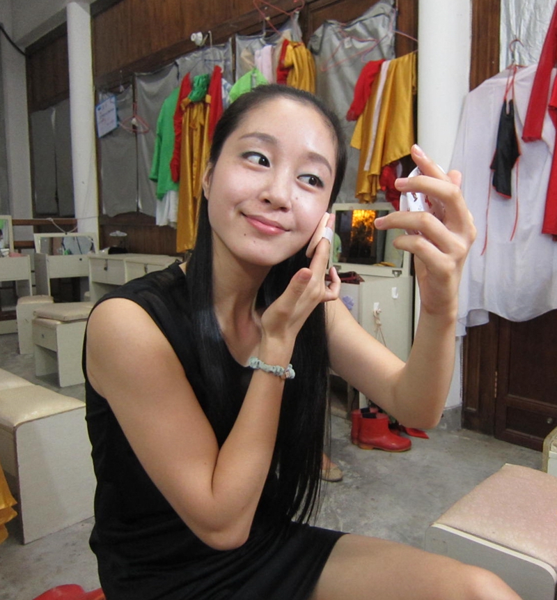 ҹĻ���٣���ӡ�����ۡ�����Ա��Ҳ��ʼ����һ������æµ��ʱ�̡�������������û��ר���䱸��ױʦ�����Բ�����Ů��ÿλ��Ա��������һ����ױ�ı��죬����Ҳ�����⡣ֻ�����������ó���֬�۱������ȵ�ͿĨ������ϡ�