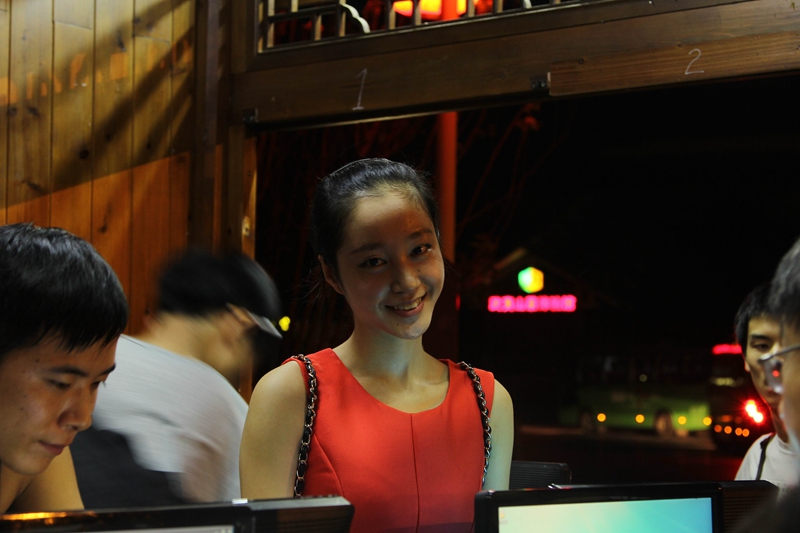 �ݳ������Ľ���ж��ױ�ݣ�̤���˻ؼҵ�·����Ȼ��������û�о�ϲ��û�����⣬ȴ��ÿһ��һ�����ó�ʵ��������������˵���������������ͣ�ݵ�ʱ�����ᱳ�����������߿����������Լ�����ĳŸ�Ů�����ǽ����׷��Ҳ���������