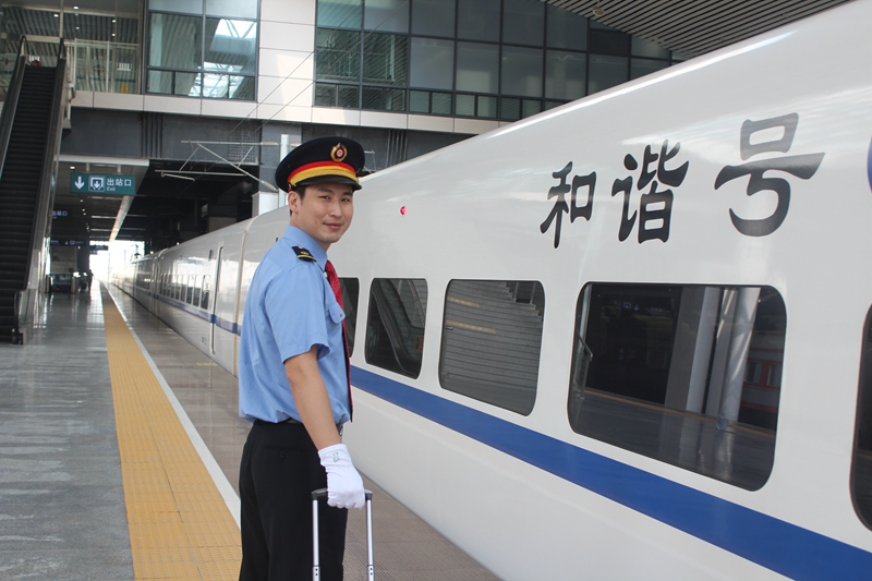 �������ű�ʼ���Ķ���������վ����ͣ��ʱ�����������ڽ�����һ��Ĺ�����������������������˼��ڿ�Ȫˮ��������������ϳ����ᡣ������Ц��˵�����ʱ�����������뵽�����ϴ��ϼ��֡�