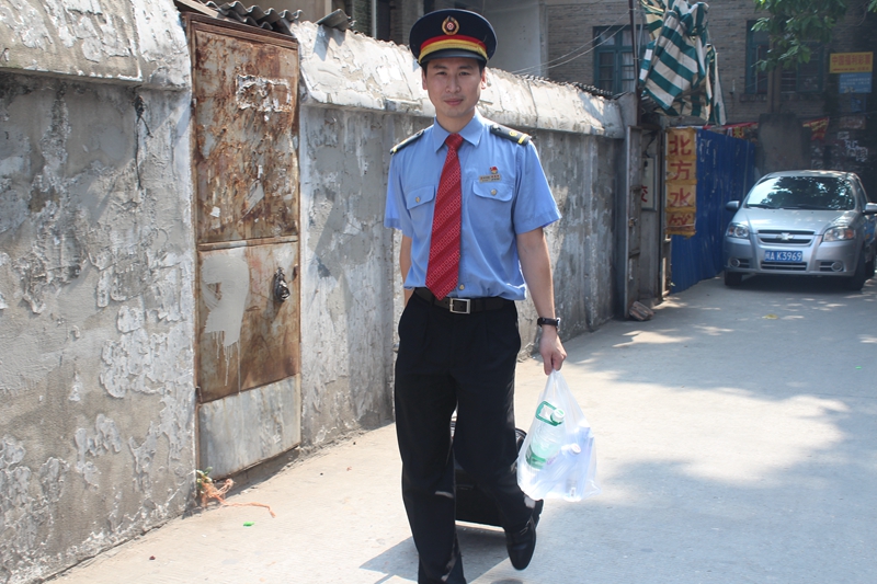 ����ְҵ�������ԣ�������ʻ�����в�����ڣ�Ϊ�˷�ֹ��;�ϲ����������������˲���������ʳϰ�ߣ�·���У�Ҳֻ��������Ȫˮ�����ڹ�����⼸ƿˮ�������������ڼ俪������������ˮ��