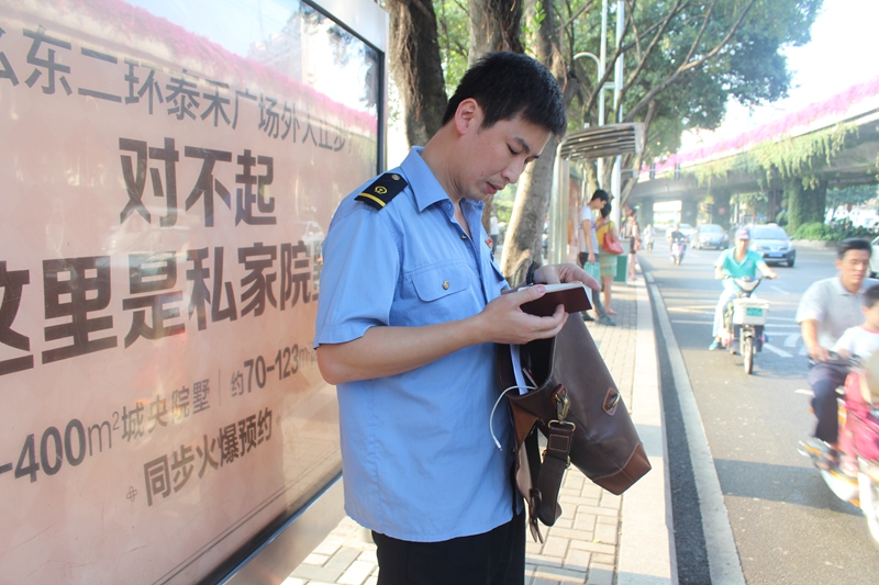 ���������ϰ�ʱ�䣬������ͨ������10���Ӿ͵��˹�����վ��׼���ϳ�ǰ��������ϰ���Ե������������ȷ���Լ�������֤���Ƿ����