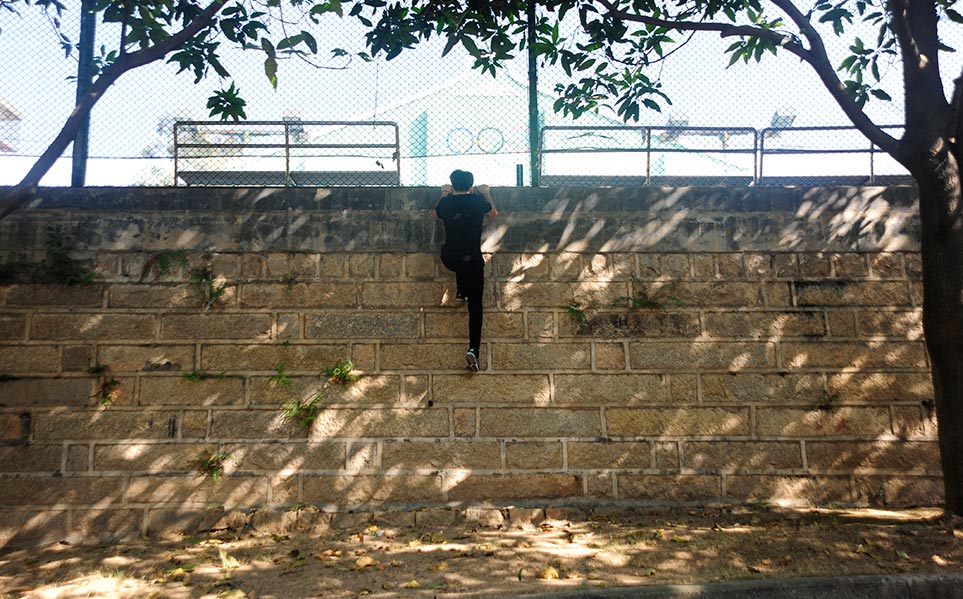 3�׶�ߵ�ǽ���������������һԾ���ϣ����˵�Ӱ�����з����߱ڵĴ�����