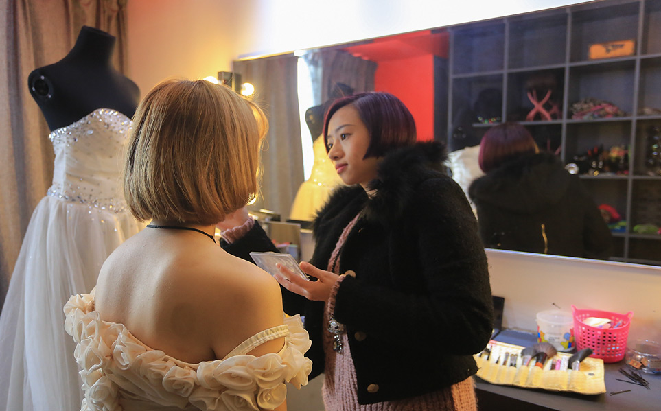 ��Ա�Ǳ���Ҳ����ְҵ��ױʦ���ܰ�æ�˿ͻ�ױ