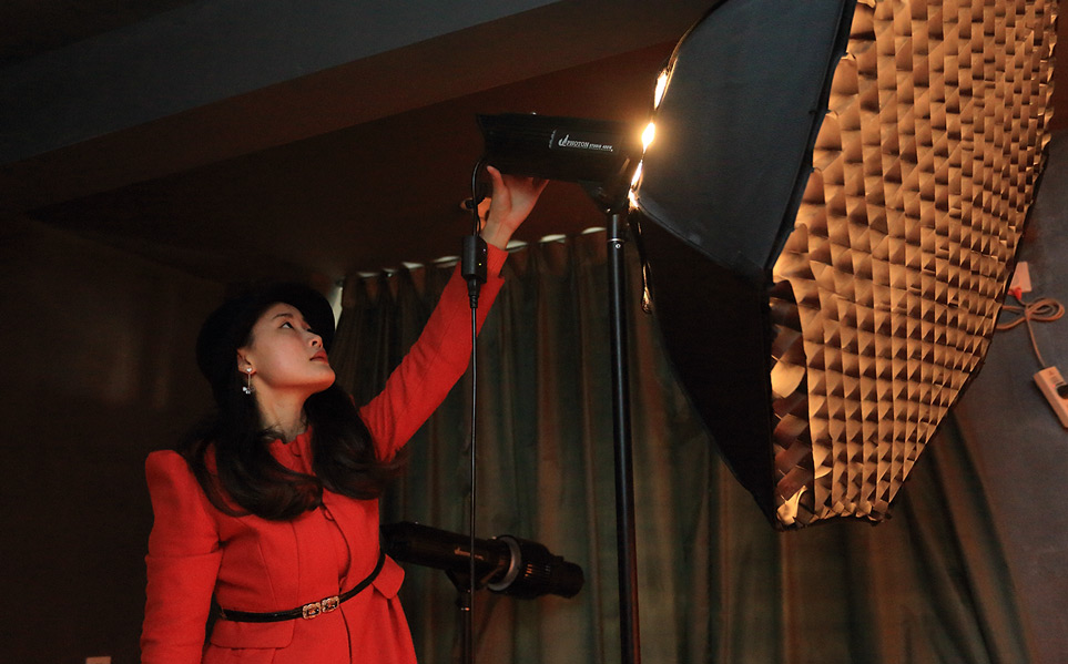 �տ����ǻ����Ҫ��Ԧ��רҵ��Ӱ�ƺ͵�����������ǡ���ӰС�ס��������е���æ���ң����������Ѿ����˼��������豸�ĵ��԰ڷ��������ᳵ��·