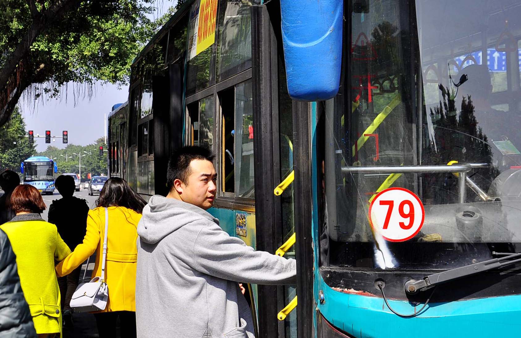 ���յĳ�����Щ���������յ�־Ը�߹����Ѿ���С����׼�˹�������վ��ʱ�̱�����С���ſڵĹ���վ�Ե��˲���5���ӣ����͵��ˡ�