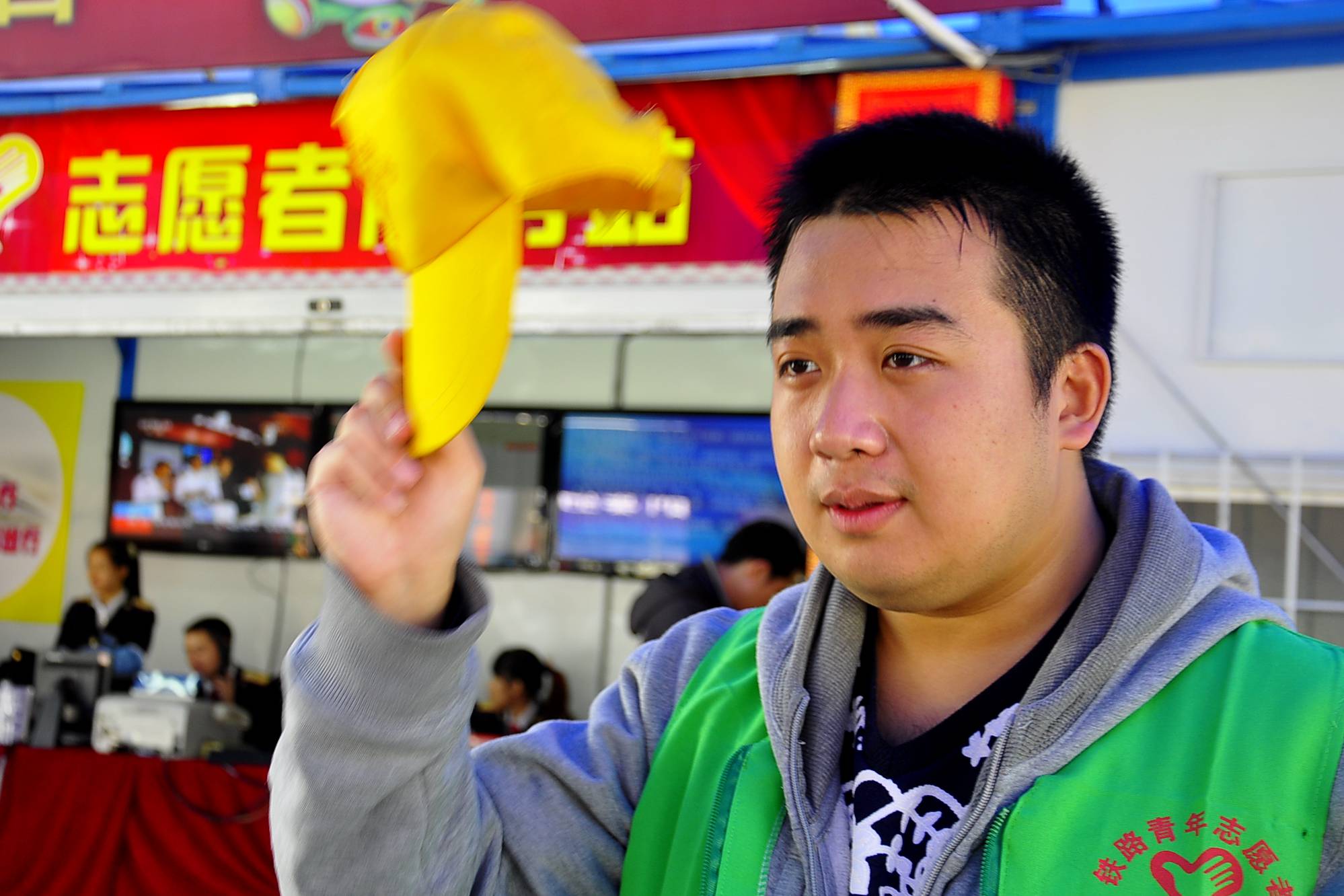 ��ÿ��־Ը��һ����19���С�̵���վ�ĵ�һ���£����ǵ�־Ը�߷���վ��ǩ���Ǽǣ������־�Եġ������ס�����С��ë����С�̿����˹�������һ�졣